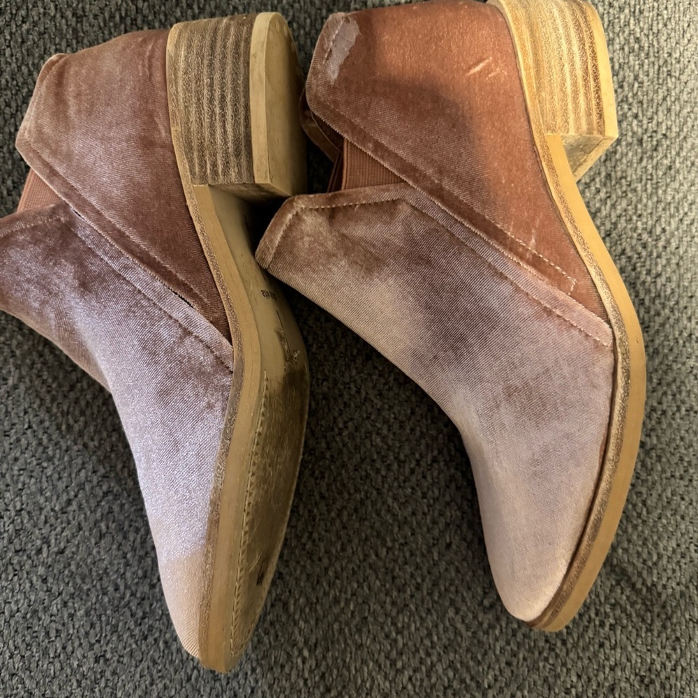 Dolce Vita Tay Velvet Ankle Booties in Rose - Picture 5 of 9